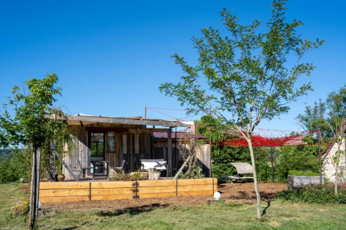 Chalet en bois moderne aux Cabanes de Julie à Lissac et Mouret avec terrasse et jardins environnants