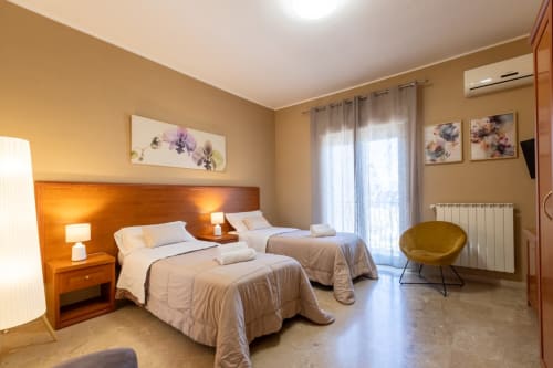 Camera familiare La Zagara a Milazzo con letti singoli, balcone con vista sul mare e comfort moderni