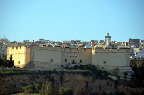 Les murailles historiques de la médina de Fès avec l'architecture traditionnelle et le panorama de la ville