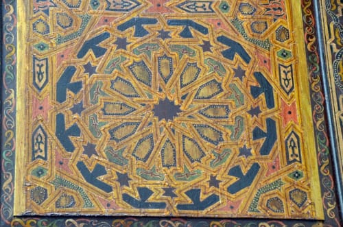 Carrelage géométrique islamique orné aux étoiles dorées et motifs bleus du Riad Dar Tahri, Fès
