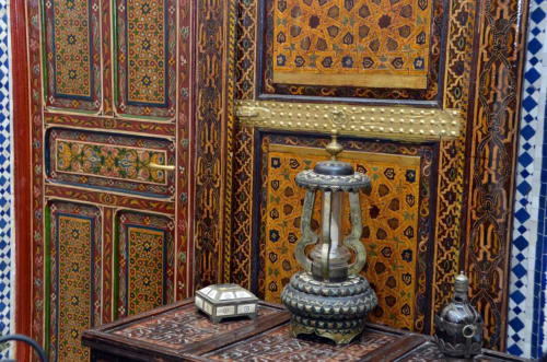 Intérieur raffiné du riad marocain Dar Tahri à Fès avec zellige délicat, panneaux en bois sculpté et décor traditionnel