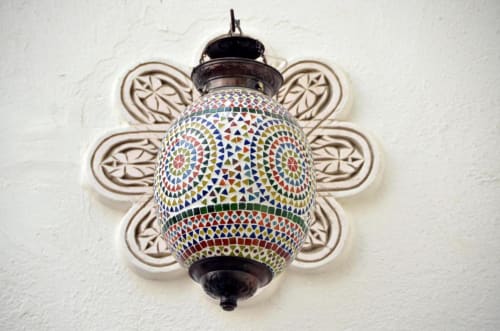 Lanterne en mosaïque ornementale aux motifs géométriques colorés suspendus dans la cour du Riad Dar Tahri, Fès