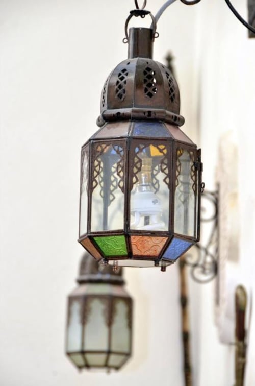 Lanterne suspendue ornée aux panneaux de verre coloré, cour intérieure du Riad Dar Tahri à Fès, Maroc
