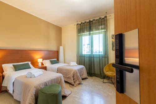 Camera Familiare Standard a La Zagara Rooms, Milazzo con letti gemelli, vista mare e comfort moderni