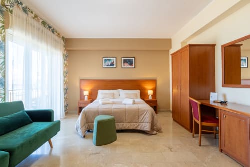 Camera spaziosa con vista mare presso La Zagara Rooms a Milazzo, arredata in legno con servizi moderni