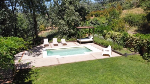 Luxury pool and garden area at El Escondite De Pedro Malillo boutique hotel in Candeleda with loungers and pergola