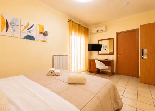 Luminosa camera standard doppia a La Zagara Rooms a Milazzo con letti gemelli, TV a schermo piatto e vista sul mare