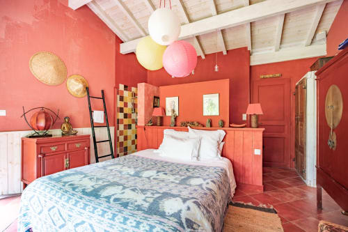 Chambre rouge éclatante La Chapelle au Moulin de Lassalle, Linxe avec lit, plafond blanc aux poutres apparentes et décor coloré