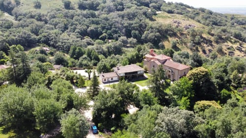 Vista aérea de El Escondite De Pedro Malillo, una rústica villa de piedra entre verdes montañas cerca de Candeleda, España