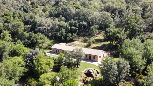 Vista aérea de El Escondite De Pedro Malillo, alojamiento rural de ladrillo rodeado de bosque cerca de Candeleda
