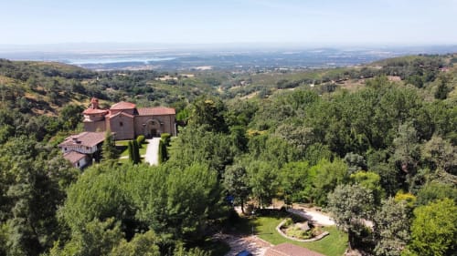 El Escondite de Pedro Malillo, alojamiento rural en Candeleda: edificio de tejado rojo entre árboles verdes con vistas al valle