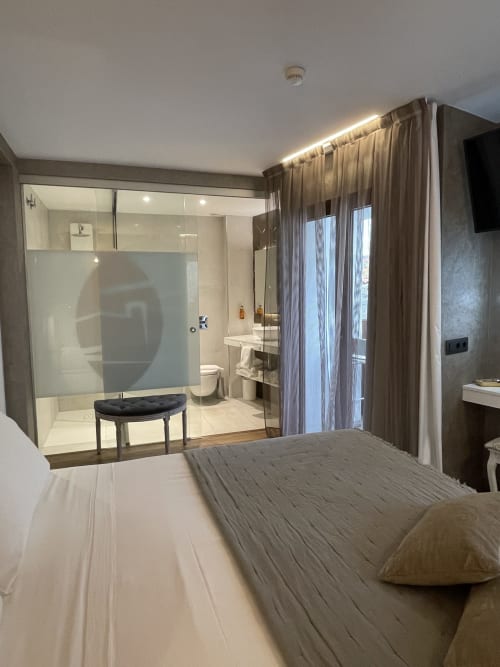 Habitación de lujo con baño en suite en Hotel Boutique Mamma Mia Tossa, con moderno plato de ducha de cristal y