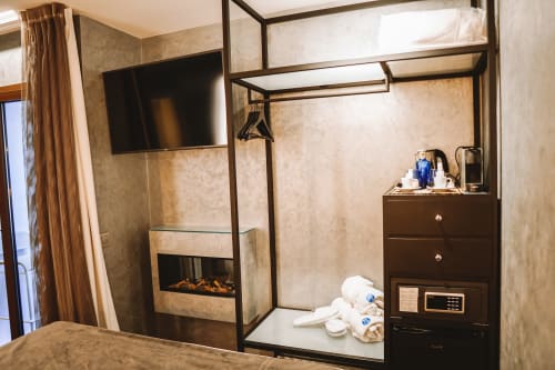 Lujosa cama dosel con chimenea y servicios en Hotel Boutique Mamma Mia Tossa de Tossa del Mar
