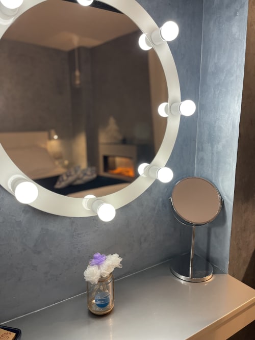 Espejo de tocador iluminado estilo Hollywood con flores y espejo de aumento en Hotel Boutique Mamma Mia Tossa, Tossa del Mar