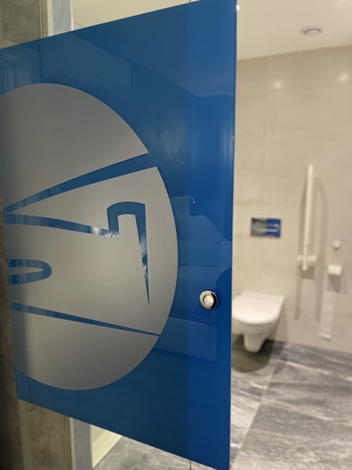 Puerta moderna de baño en azul y blanco con inodoro visible en Hotel Boutique Mamma Mia Tossa, Tossa del Mar