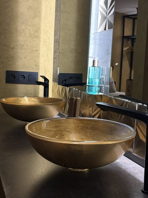 Baño lujoso con lavamanos de bronce, espejo y artículos de tocador turquesas en Hotel Boutique Mamma Mia Tossa