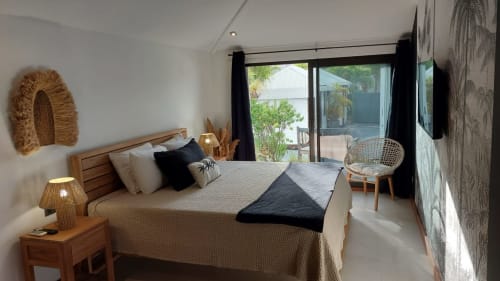Chambre moderne de la villa Les Balcons D'oyster Pond à Saint-Martin, vue sur mer, lit en bois et accès à la terrasse
