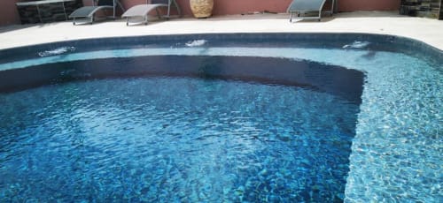 Piscine de la Résidence B&L Lagon à Sainte-Luce, Martinique avec chaises longues et terrasse