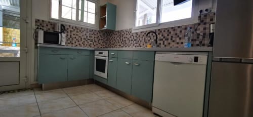 Cuisine moderne de l'appartement Alisée à la Résidence B&L Lagon, Sainte-Luce, avec armoires vertes et dosseret en mosaïque