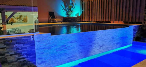 Bar moderne avec éclairage LED bleu à la Résidence B&L Lagon à Sainte-Luce, Martinique, comptoir illuminé