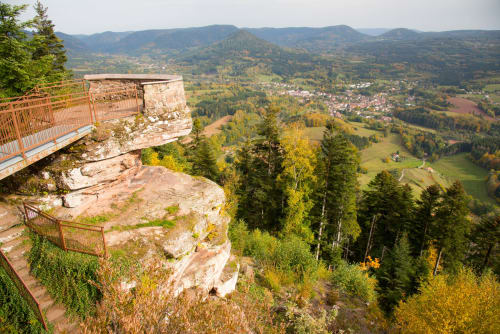 Point de vue panoramique en forêt avec rambardes en bois dominant la vallée de Senones, Au Bon Gîte