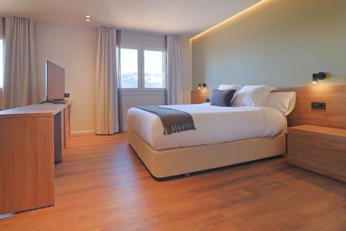 Deluxe double bedroom at Hotel Fonsispa with mountain views, wood flooring, modern furnishings and mountain vista windows