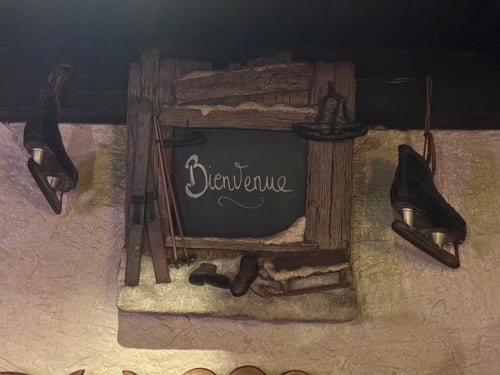 Panneau de bienvenue rustique en bois avec patins à glace à la maison d'hôtes L'Alp'In à La Plagne Tarentaise
