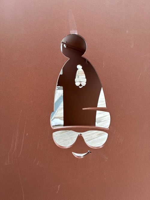 Figurine décorative en bois avec détails miroir au gîte alpin L'Alp'In, La Plagne Tarentaise