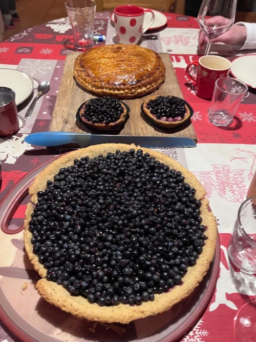 Tartes aux fruits rouges et desserts servis à L'Alp'In B&B à La Plagne Tarentaise, ambiance festive