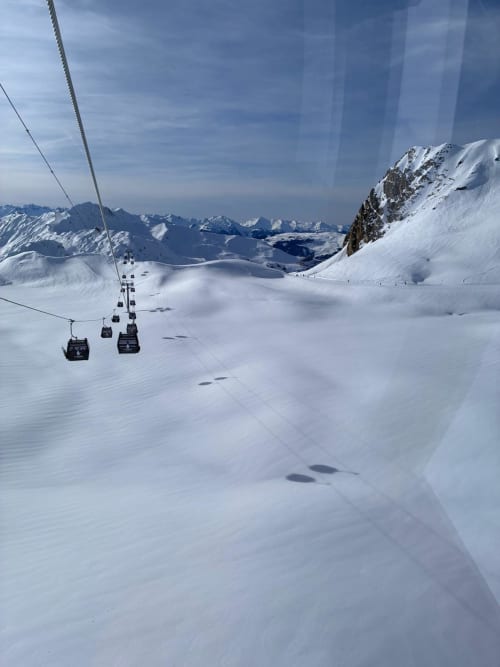 Télécabine montant les pentes neigeuses alpines à L'Alp'In, station de ski La Plagne Tarentaise