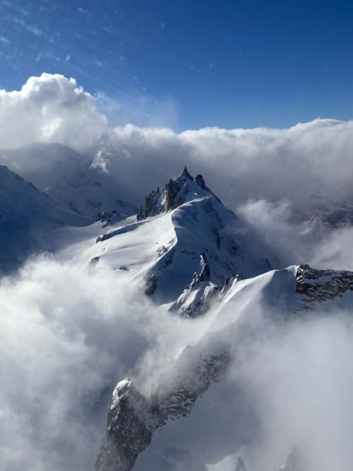 Pics alpins enneigés avec nuages dramatiques près de L'Alp'In, station de montagne de La Plagne Tarentaise