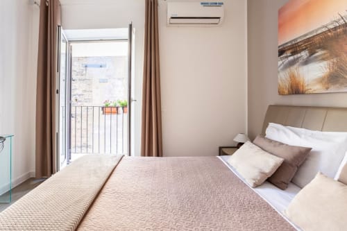 Camera matrimoniale moderna a Marilù B&B a Palermo con balcone, vista città e arredi contemporanei