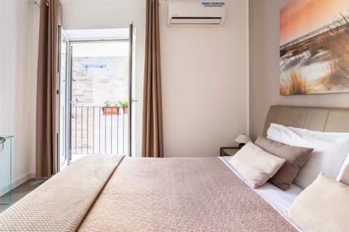 Camera da letto doppia luminosa con balcone presso Marilù B&B a Palermo, con vista sulla città e comfort moderni