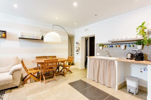 Cucina a open space moderna e zona pranzo di Marilù Palermo B&B con mobili in legno e vista sulla corte interna
