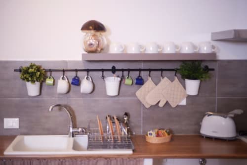 Cucina moderna della Marilù B&B Palermo con lavello, stoviglie ordinate, tazze sospese e tostapane bianco