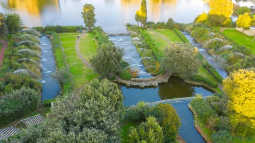 Vue aérienne de la campagne de Chartres avec ses cours d'eau sinueux, prairies verdoyantes et cyprès près de l'hôtel Maunoury Citybreak