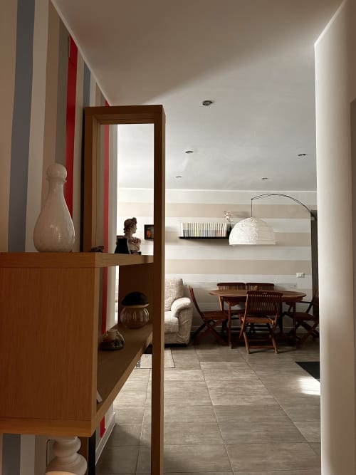 Marilù Palermo B&B: Elegante ingresso con pareti rigate, scaffalature in legno e accesso alla zona pranzo