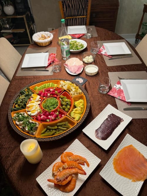 Table élégante à L'Alp'In B&B avec amuse-bouches, plateau de crudités, saumon fumé et vin à La Plagne