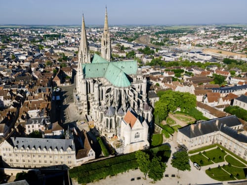 Vue aérienne de la cathédrale de Chartres avec la vieille ville et ses jardins, localisation de l'hôtel Maunoury Citybreak