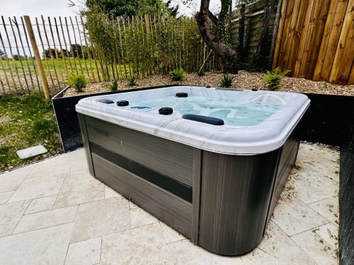 Jacuzzi extérieur moderne dans le jardin de L'Instant Cottage, Amboise France