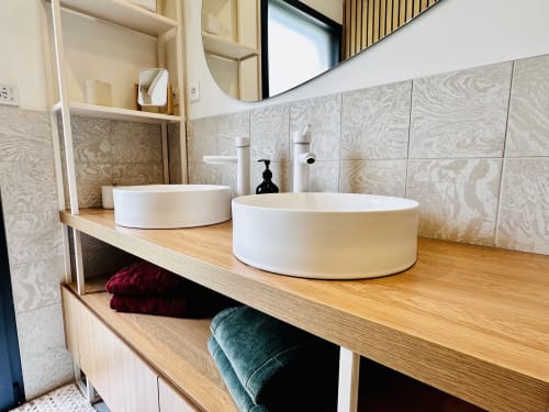 Salle de bains moderne du gîte Vivre l'Instant à Amboise avec deux vasques blanches et meuble de rangement en bois