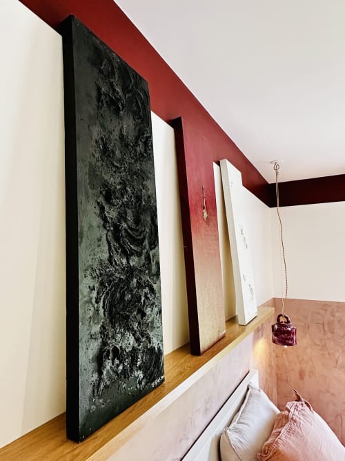 Chambre cottage moderne à Vivre l'Instant Amboise avec œuvre d'art texturée sombre et décoration design