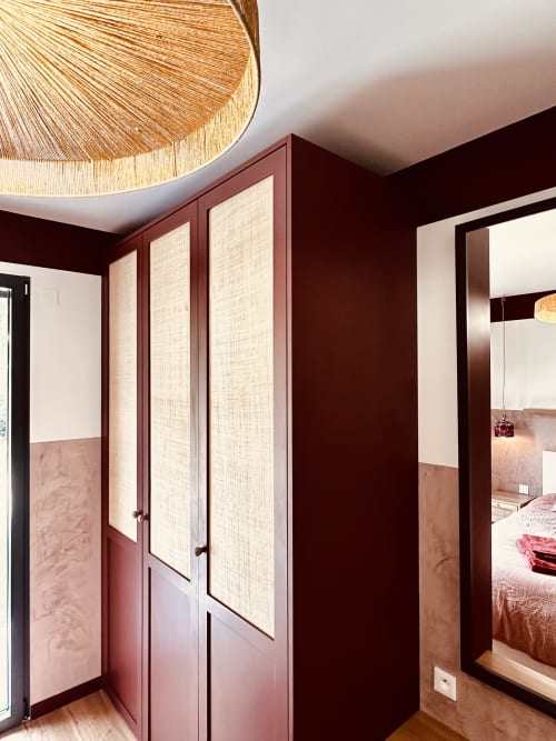 Chambre moderne aux murs bordeaux, luminaire au plafond texturé et dressing intégré à L'Instant Cottage de l'hôtel Vivre l'Instant