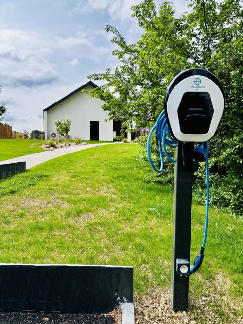 Borne de recharge eSolutions pour véhicules électriques au gîte Vivre l'Instant à Amboise, France, avec vue sur le jardin