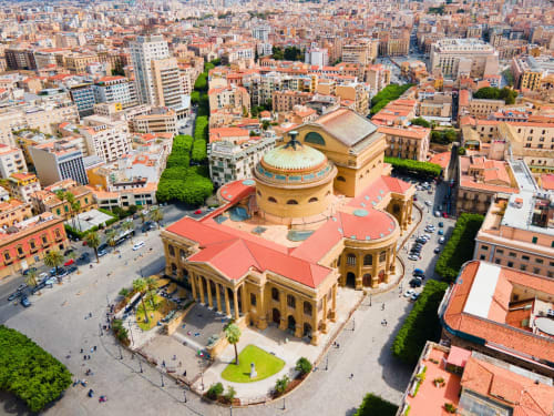 Vista aerea del Teatro Politeama di Palermo con tetti in cotto e skyline della città, vicino Marilù BnB