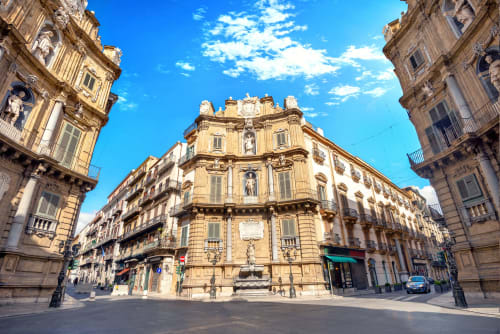 Suggestiva via storica di Palermo con edifici barocchi ornati che circondano il bed and breakfast Marilù