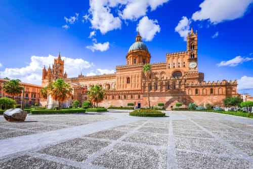 Cattedrale di Palermo con cupola dorata e campanile, architettura storica italiana in piazza soleggiata