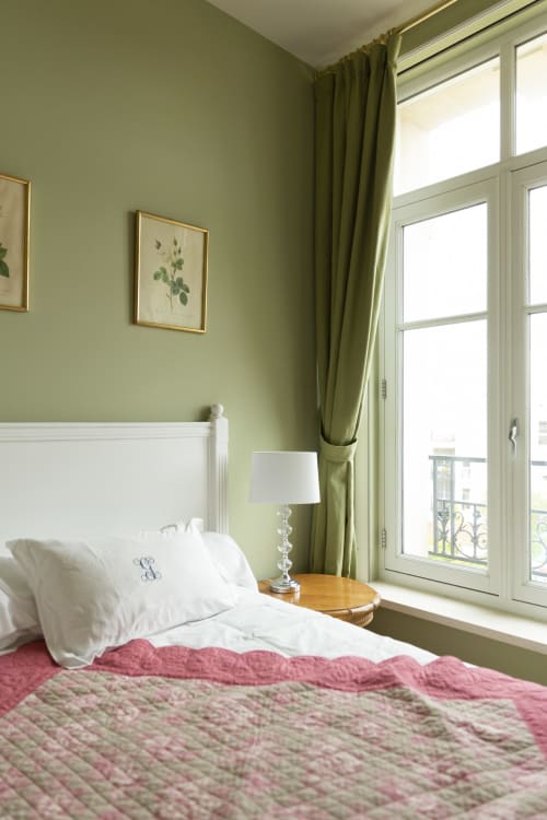 Chambre lumineuse à la Gare Godillot B&B à Saint-Ouen avec murs verts, lit blanc, literie rose et portes-fenêtres donnant sur