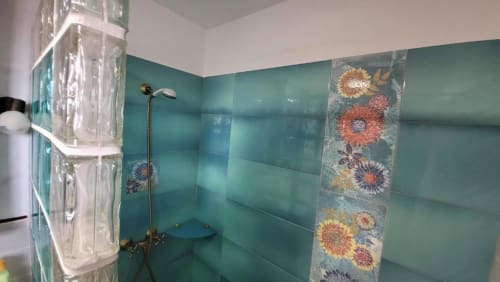 Baño moderno con ducha de azulejos turquesa, franja decorativa floral y alcachofa de lluvia en villa Finca Villanueva, Mala España