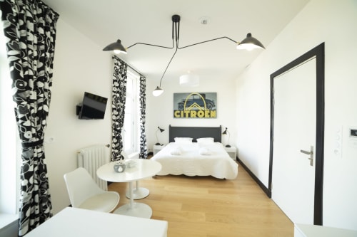 Le Studio 302 de la Gare Godillot BnB à Saint-Ouen-sur-Seine propose une chambre moderne aux accents noirs, rideaux à motifs et